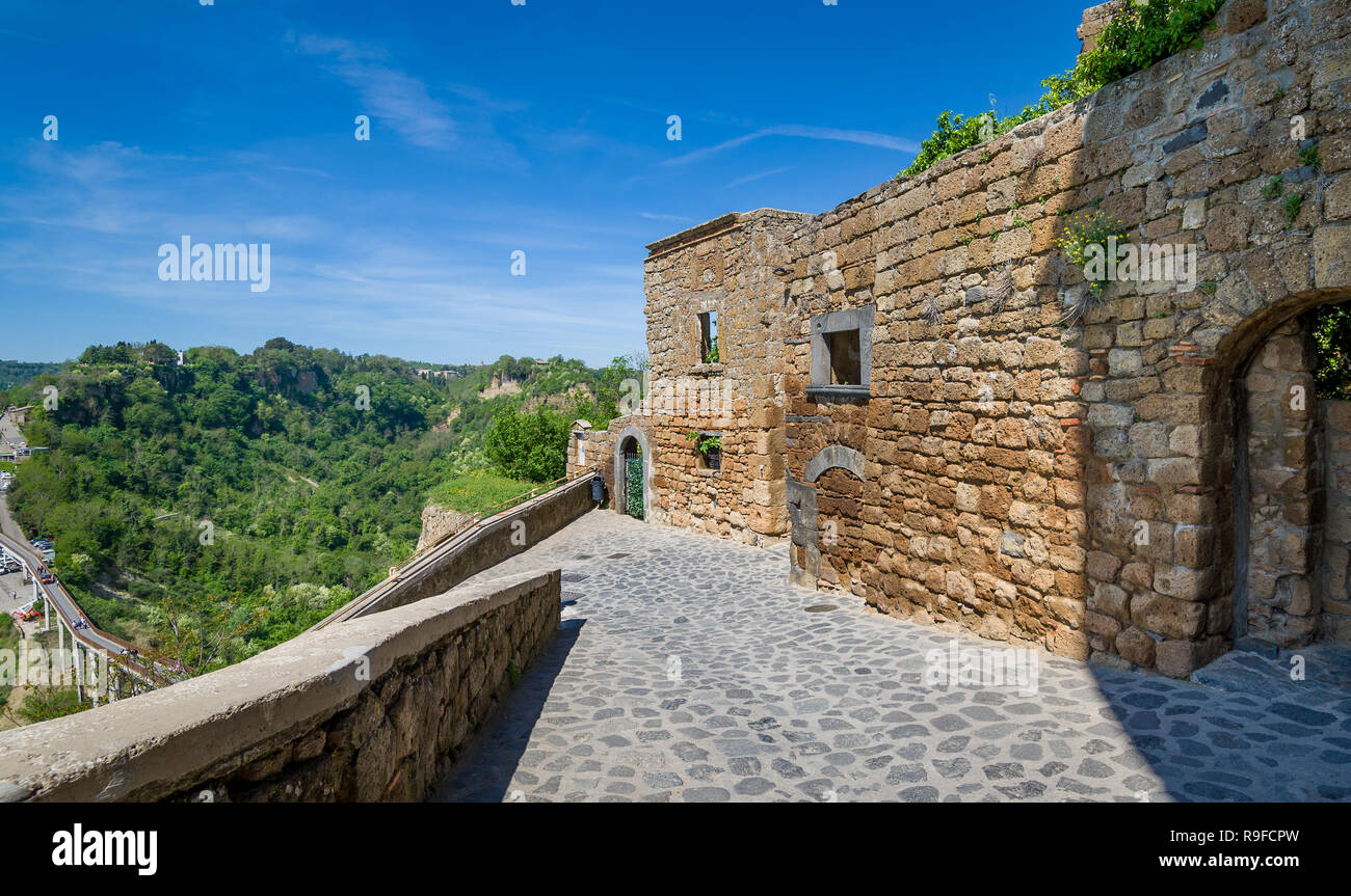 Wände von CIVITA DI BAGNOREGIO - touristische Sehenswürdigkeiten mit alten Burg auf dem Berg. Italien. Stockfoto