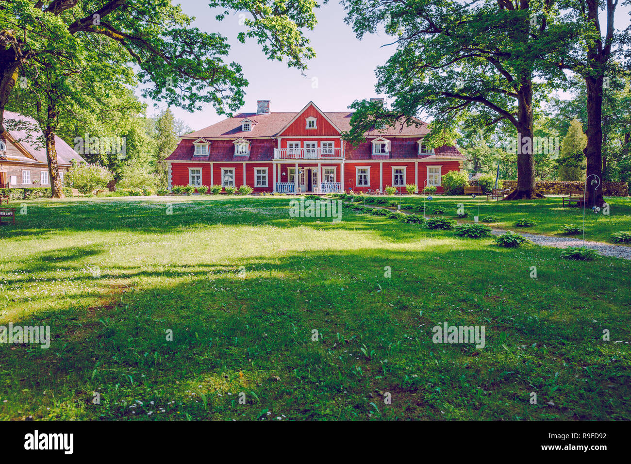 Stadt Cesis, Lettland. Red Manor mit alten Holz Stil. Geschichte Gebäude. Reisebilder 2015 Juli. Stockfoto