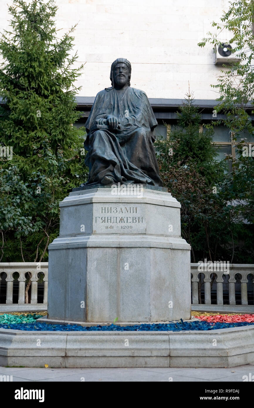 Denkmal mit der Inschrift "nizami Ganjavi" in Russisch. Moskau. Stockfoto