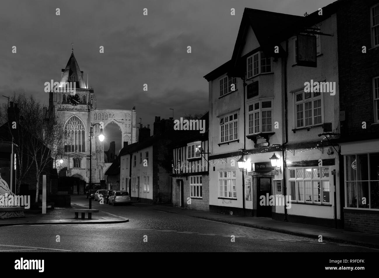 Dämmerung Blick über Crowland Abtei; Crowland Stadt, Lincolnshire, England, Großbritannien Stockfoto