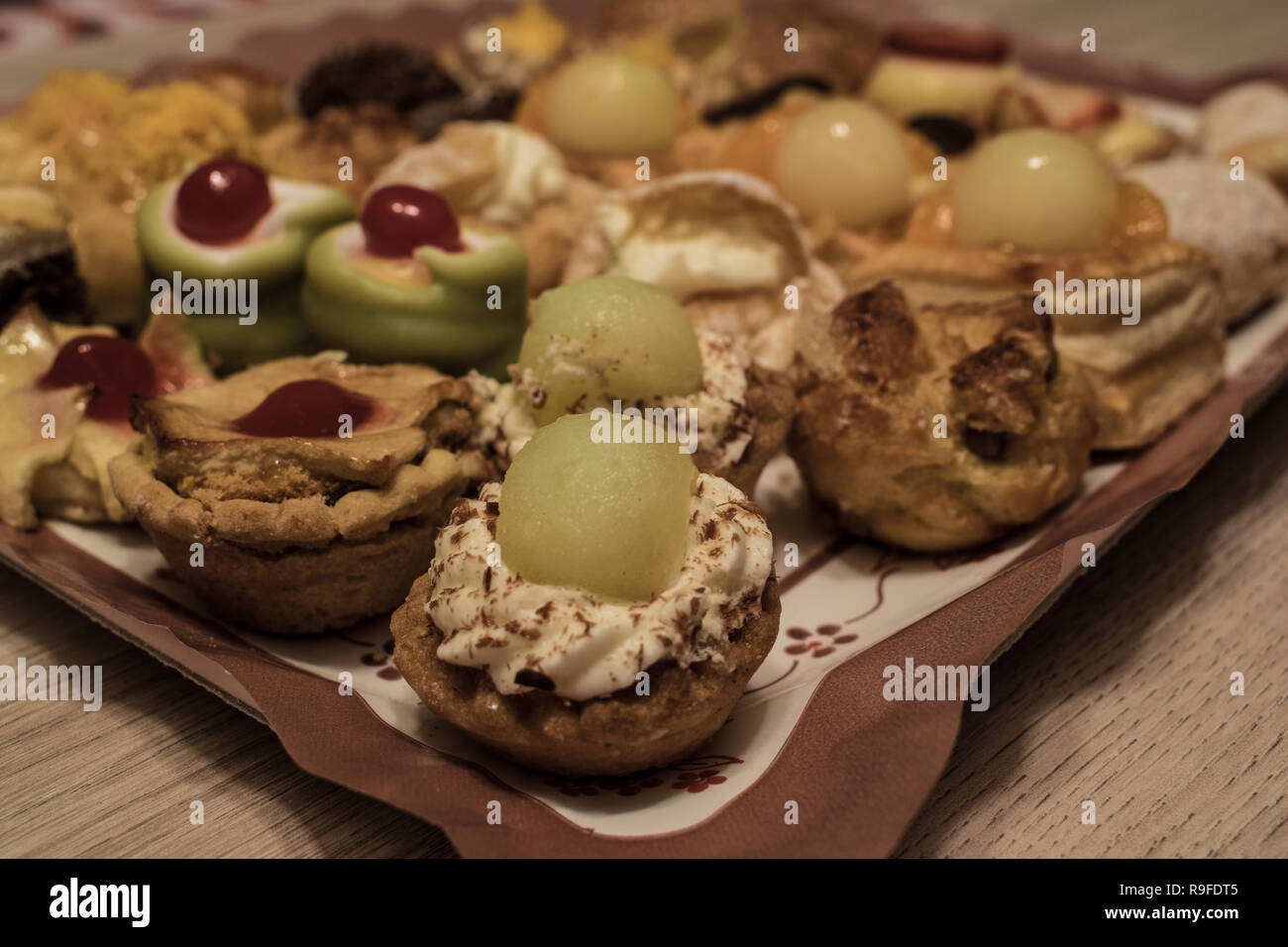 Verschiedene Arten von Frische und leckere kleine Kuchen Stockfoto