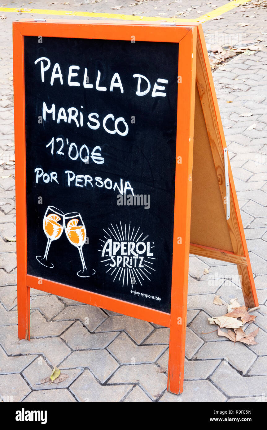 Kreide geschriebene Zeichen außerhalb ein Sevilla Restaurant Werbung ein spezielles Menü der Paella mit Meeresfrüchten Stockfoto