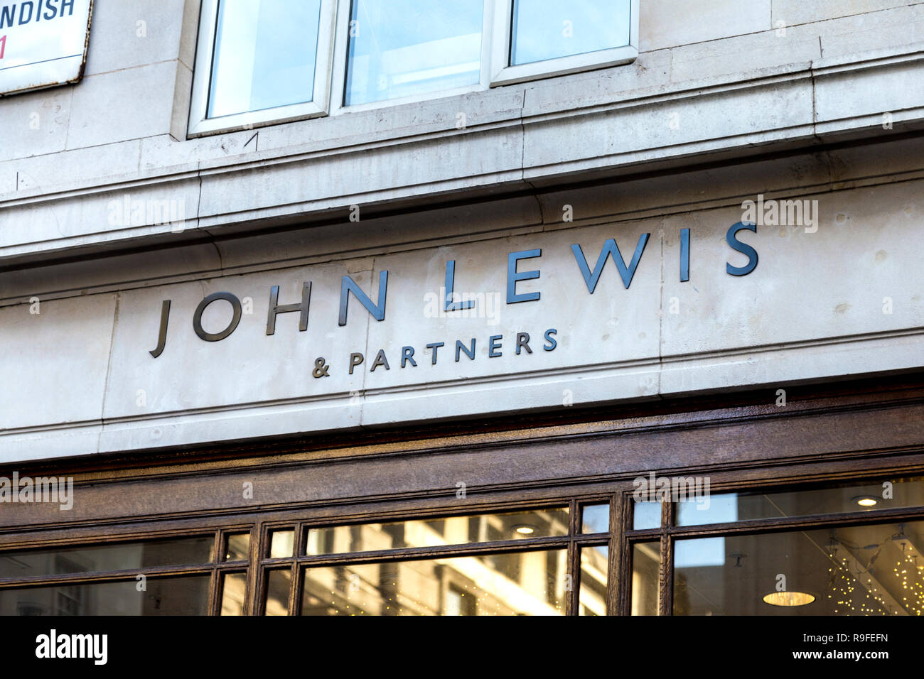 Logo Schild an der Fassade des John Lewis & Partner Oxford Street Kaufhaus nach dem Rebranding, London, UK Stockfoto