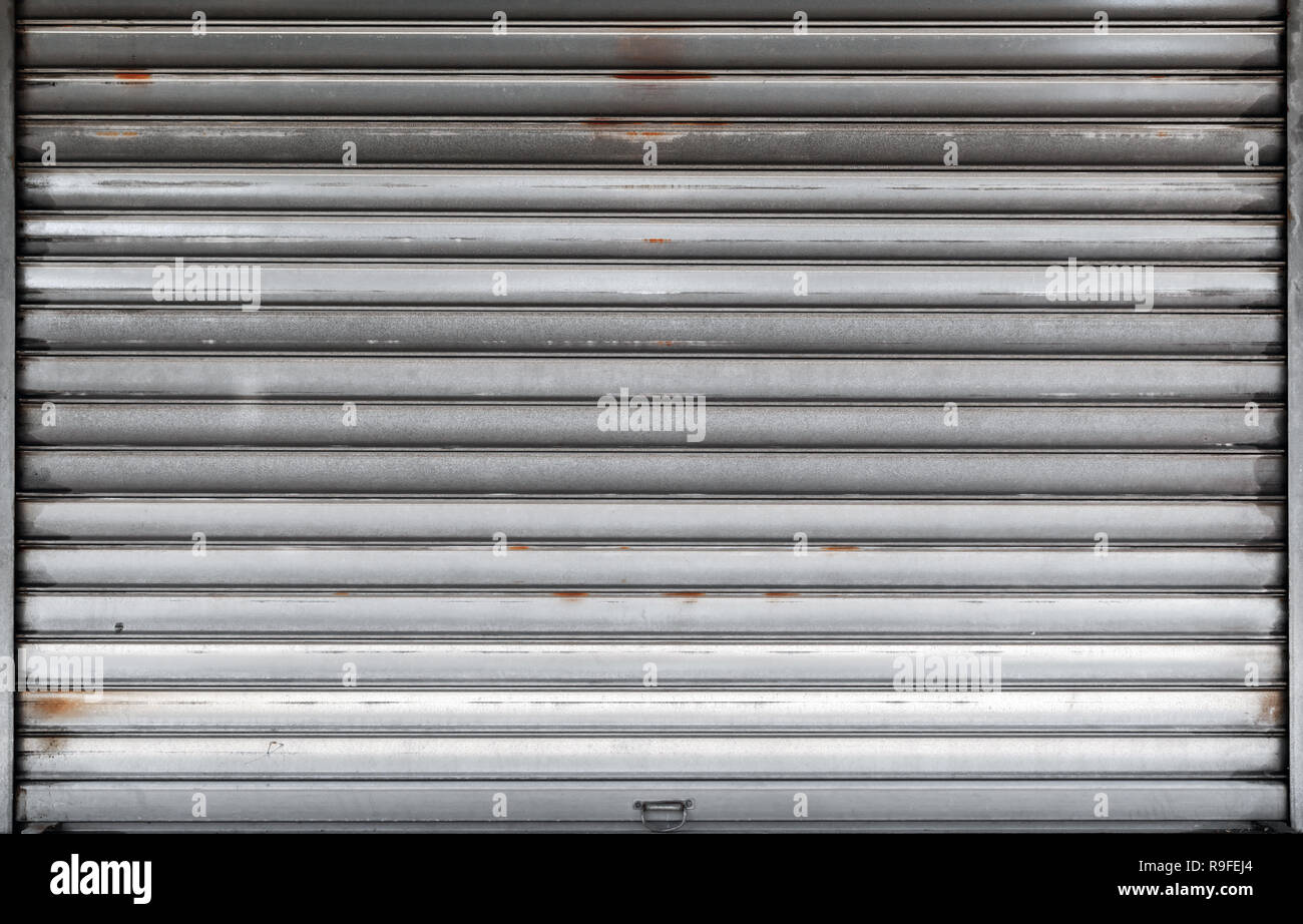 Geschlossene Garagentor, rostiges Metall roll Tor, Hintergrund Foto Textur, Vorderansicht Stockfoto