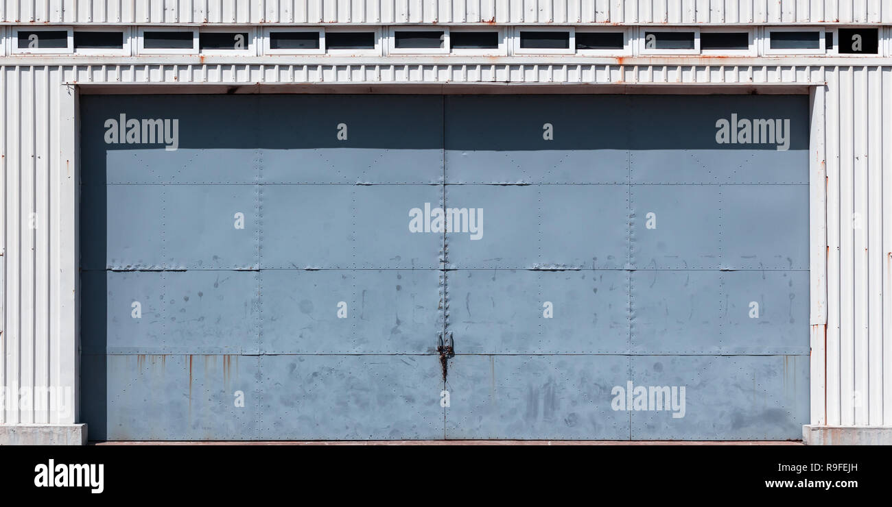 Geschlossen Blue Gate in Weiß metall Wand, Hintergrund Foto Textur, Vorderansicht Stockfoto