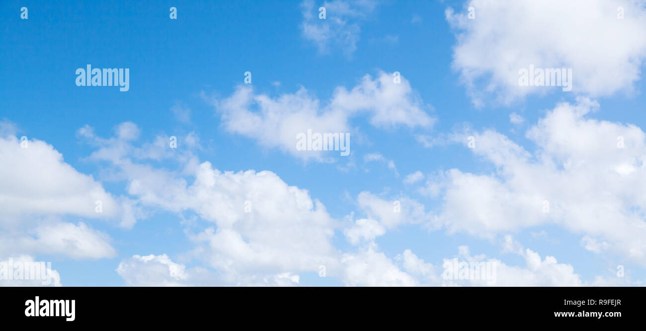 Blauer Himmel mit cumulus Wolken tagsüber. Natürlichen Hintergrund Foto Textur Stockfoto