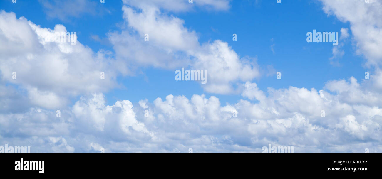 Blauer Himmel mit weißen Wolken cumulus tagsüber. Natürlichen Hintergrund Foto Textur Stockfoto