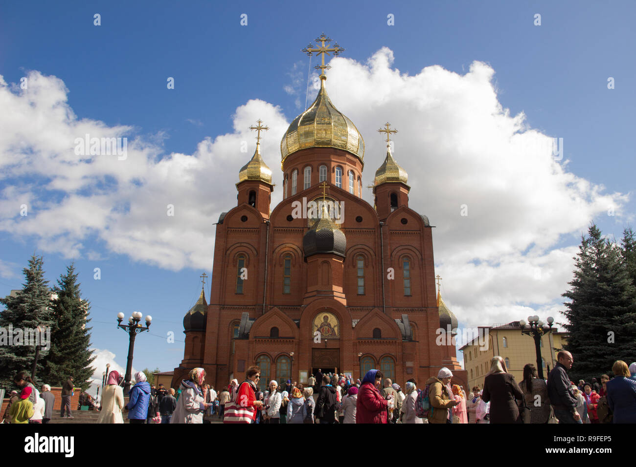 Masse von Menschen, die sich vor dem Tempel zu Ehren der Ikone der Gottesmutter "das Zeichen" in Sibirien Stockfoto