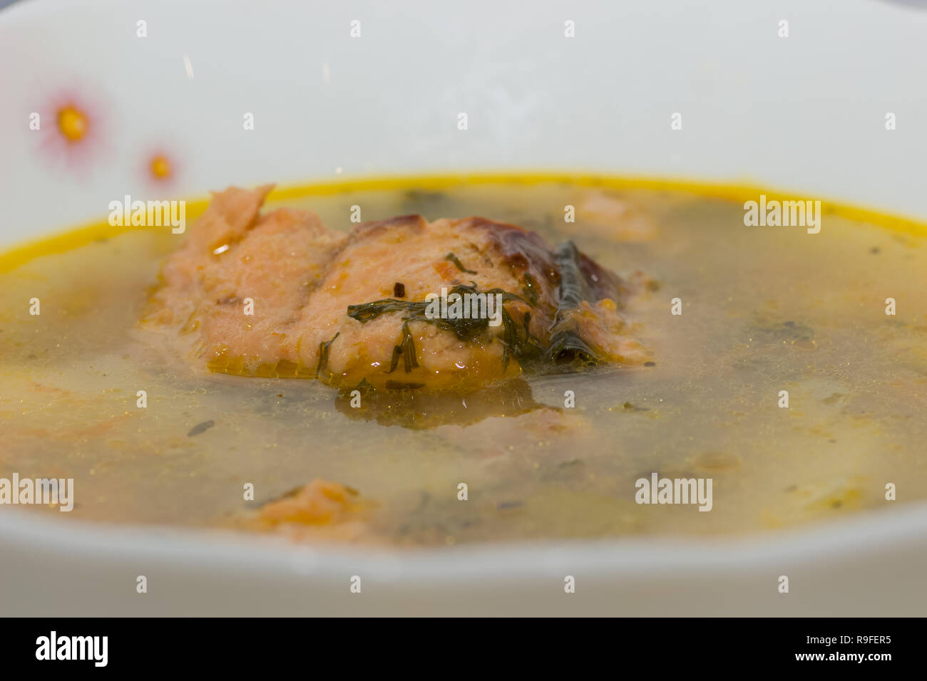 Fischsuppe mit Lachs, Kartoffeln, Zwiebeln und Karotten. Lohikeitto. Traditionelle Gericht der Finnische Küche Stockfoto