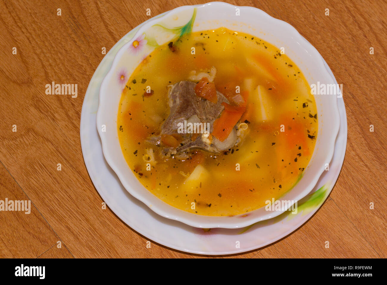 Shurpa - traditionelle Hammel Suppe in Zentralasien auf einer hölzernen Hintergrund Stockfoto