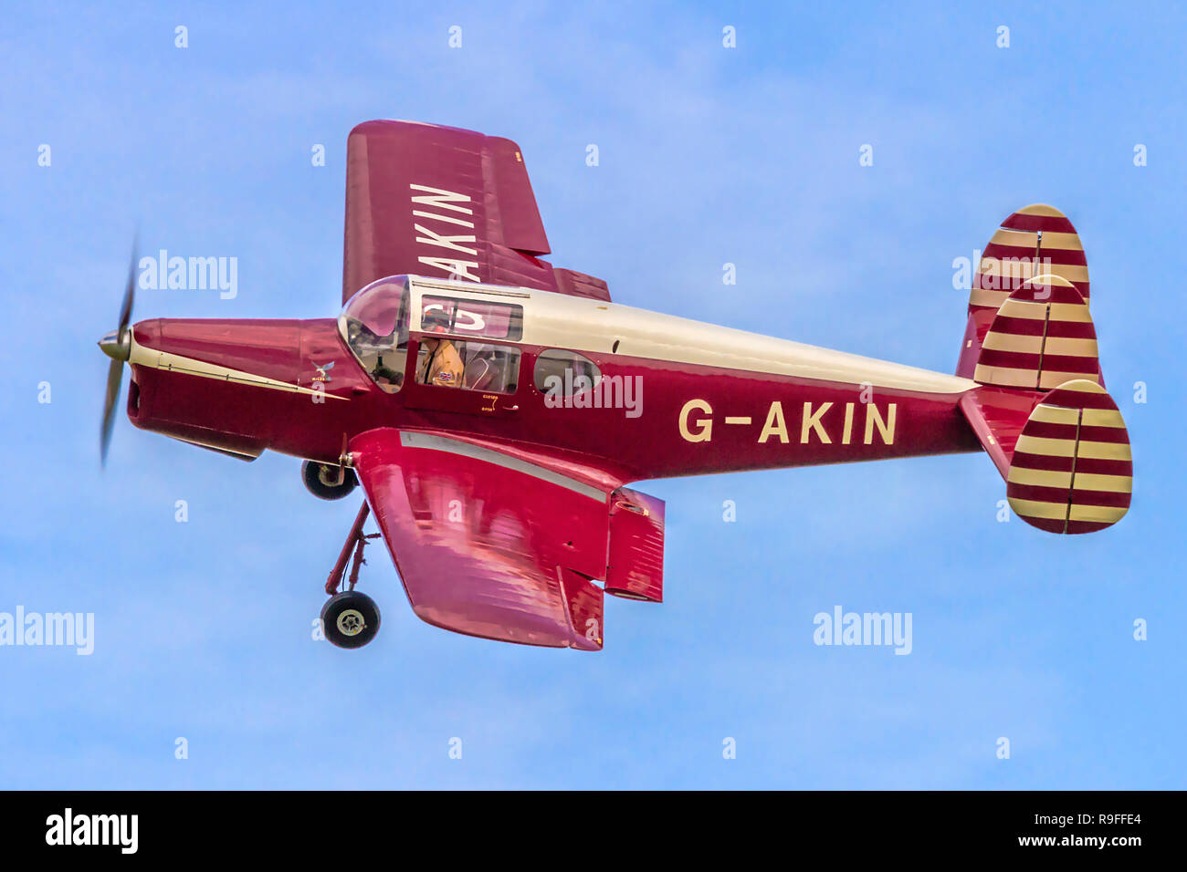 Eine Oberschale Ansicht des Sywell Messenger Gruppe Miles Messenger 2 EIN G-AKIN Banking runden im Old Warden während 2014. Stockfoto