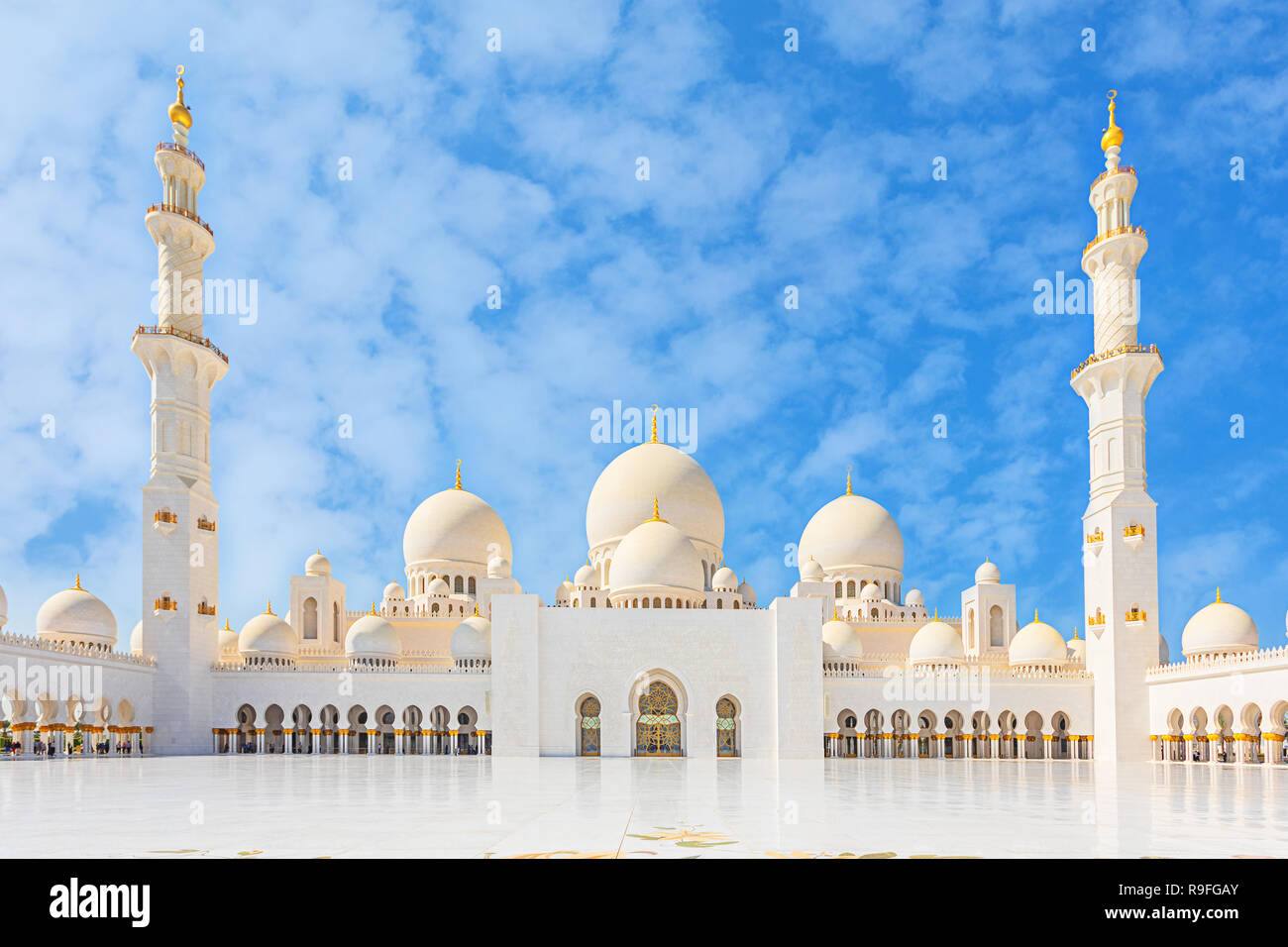 Schöne Sheikh Zayed Moschee - Abu Dhabi, Vereinigte Arabische Emirate white Grand Mosque Courtyard Stockfoto