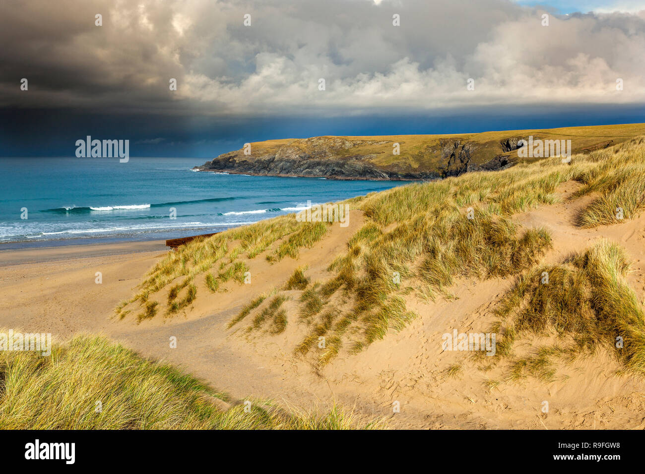 Holywell Strand an einem stürmischen Tag; Cornwall Stockfoto