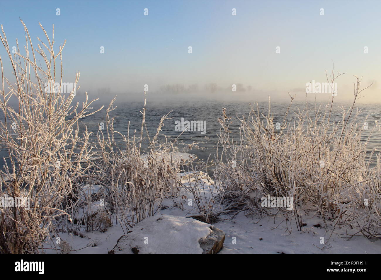 Dieses Foto wurde während der Sunrise an den Ufern des St. Lawrence River bei minus 20 Grad Celsius unter Null. Stockfoto