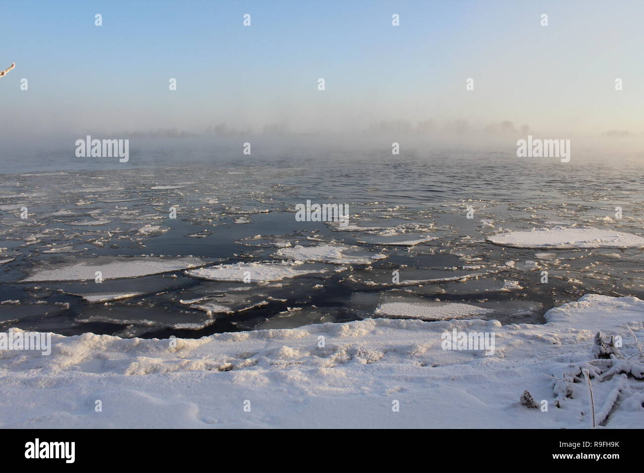Dieses Foto wurde während der Sunrise an den Ufern des St. Lawrence River bei minus 20 Grad Celsius unter Null. Stockfoto