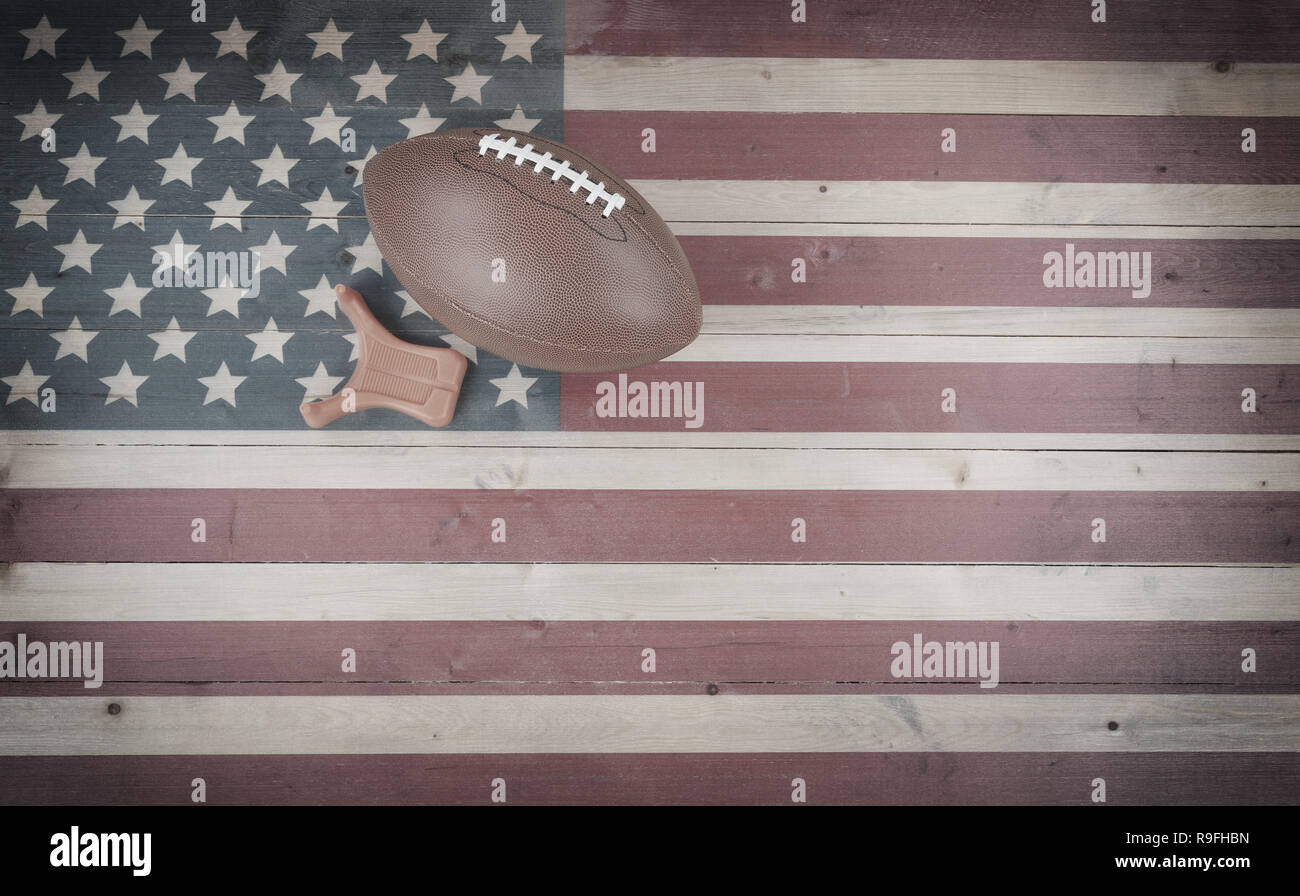 American Football und Kick-T-Stück auf vintage United States Holz- Flagge Stockfoto