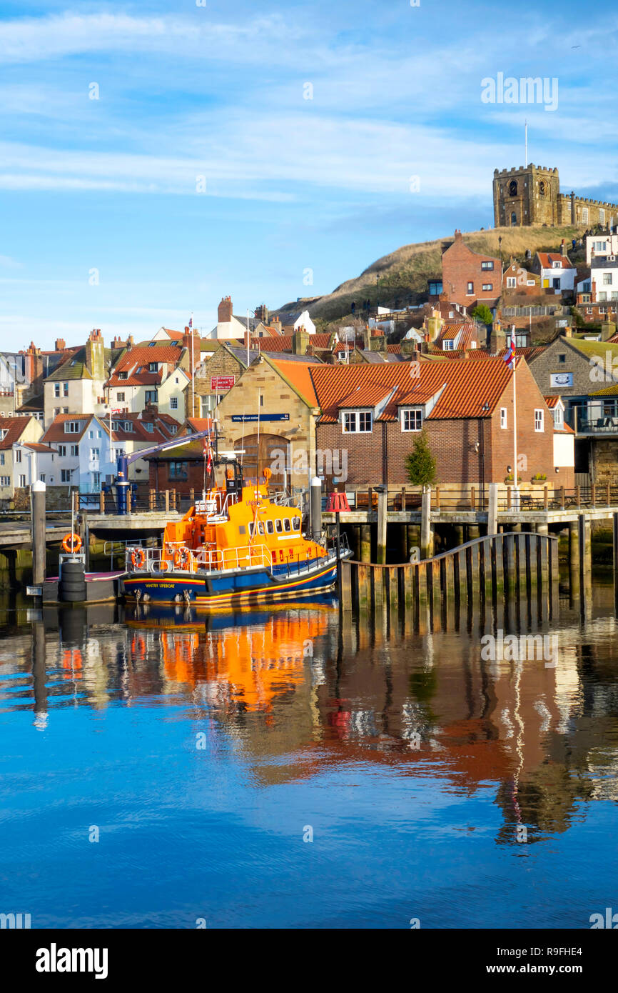 Whitby Rettungsboot an der RNLI-Station im Hafen vertäut Stockfoto