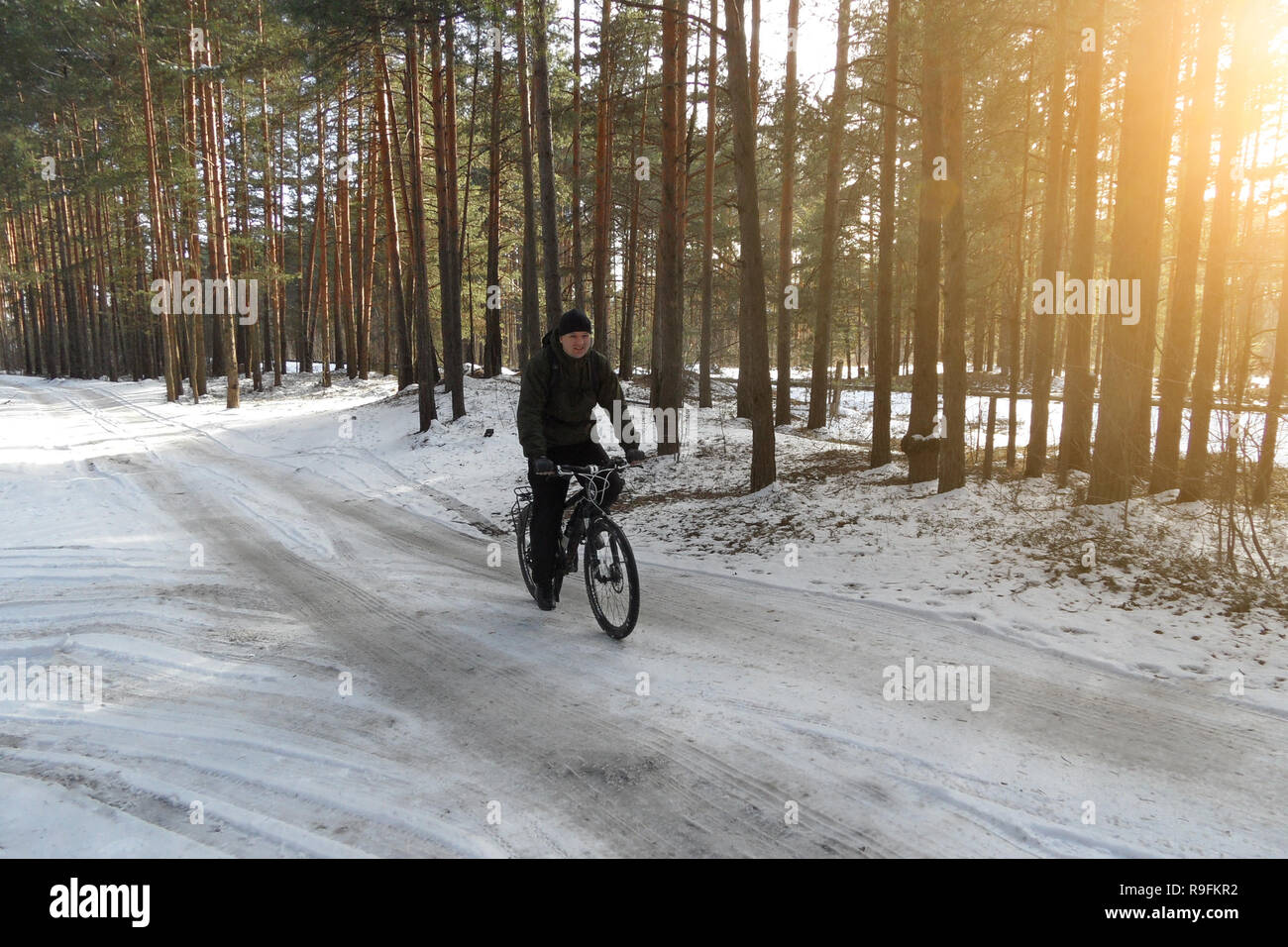 Radfahrer Ohne Helm Reitet Auf Schneebedeckten Wald Strasse Auf Dem Fahrrad An Sonnigen Fruhlingstag Stockfotografie Alamy