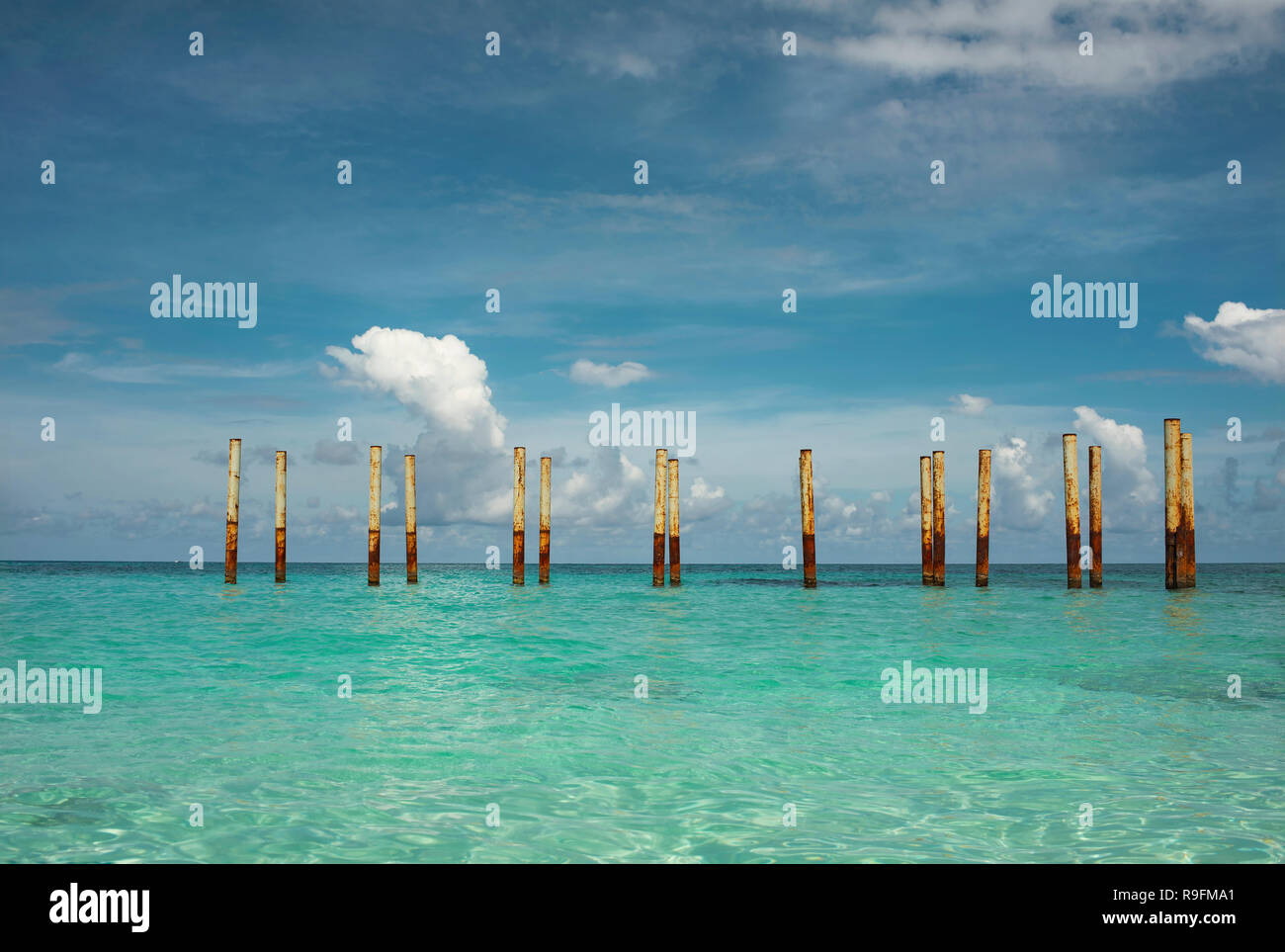 Unglaubliche Wasserlandschaft von türkisfarbenem Wasser und rostigen Stangen. Minimalistische Wallpaper, Travel Concept. Johnny Cay, die Insel San Andrés, Kolumbien. Okt 2018 Stockfoto