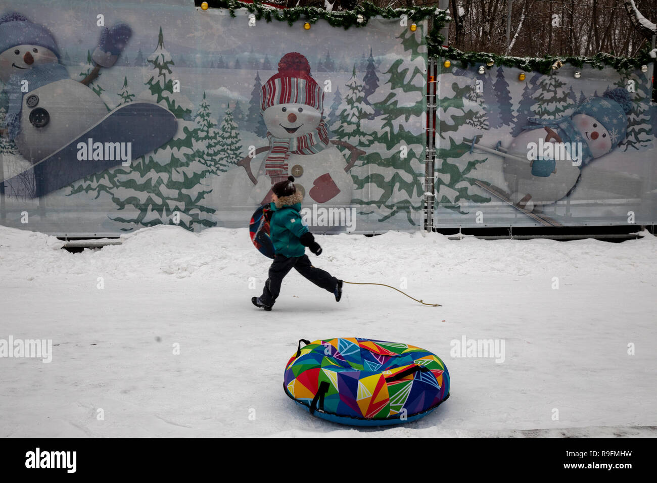 Kinder rutschen ein schlauchsystem Hang in der Moskauer Sokolniki-park Stockfoto