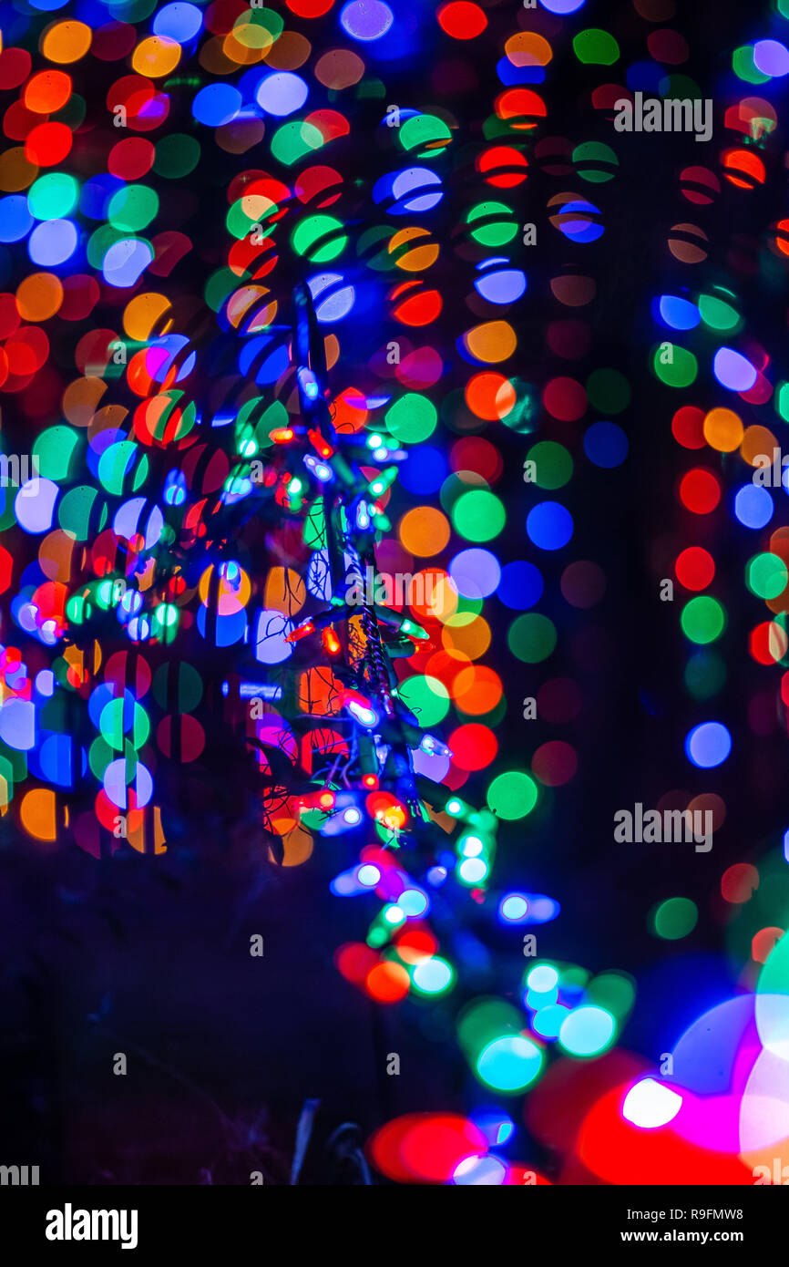 Weihnachtsbeleuchtung mit Bokeh in Vorder- und Hintergrund Stockfoto