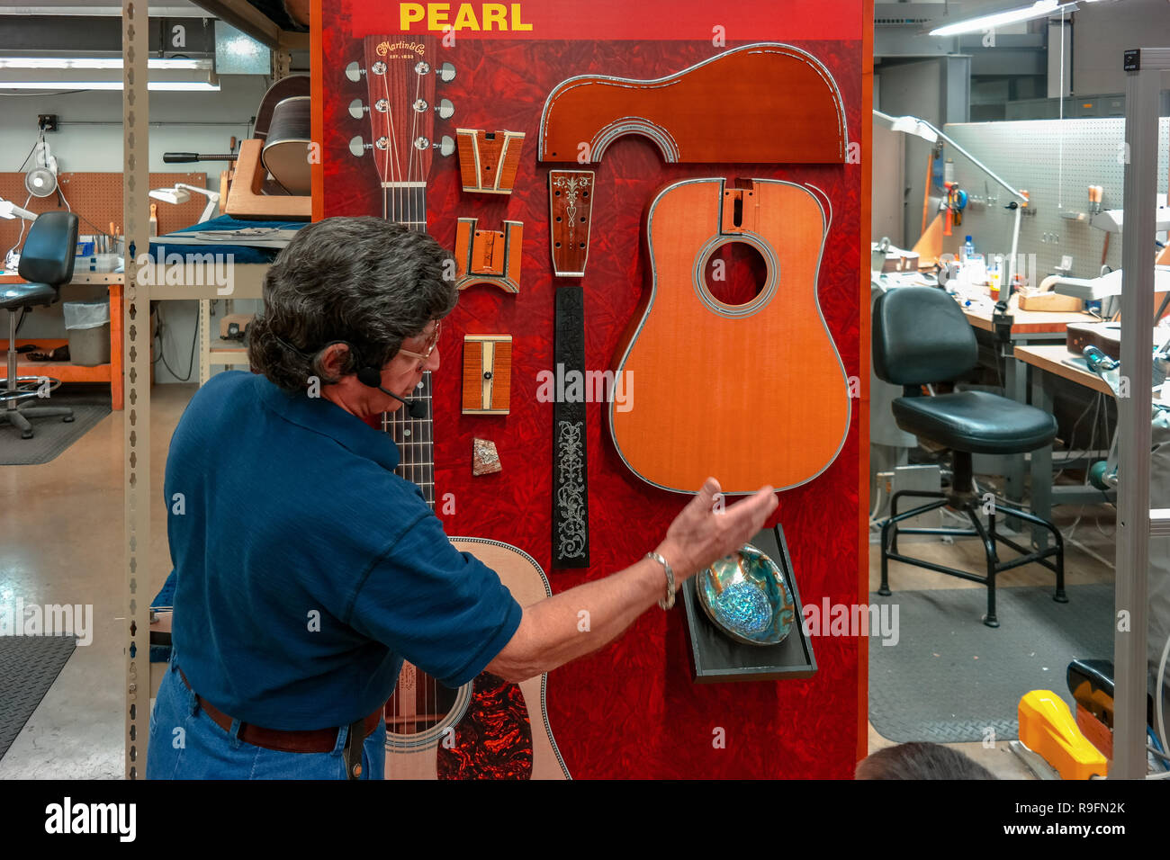 Nazareth, PA, USA - 27. Oktober 2014: Die factory tour guide unter C.F. Martin & Co.Factory erklärt Gitarre Komponenten. Stockfoto