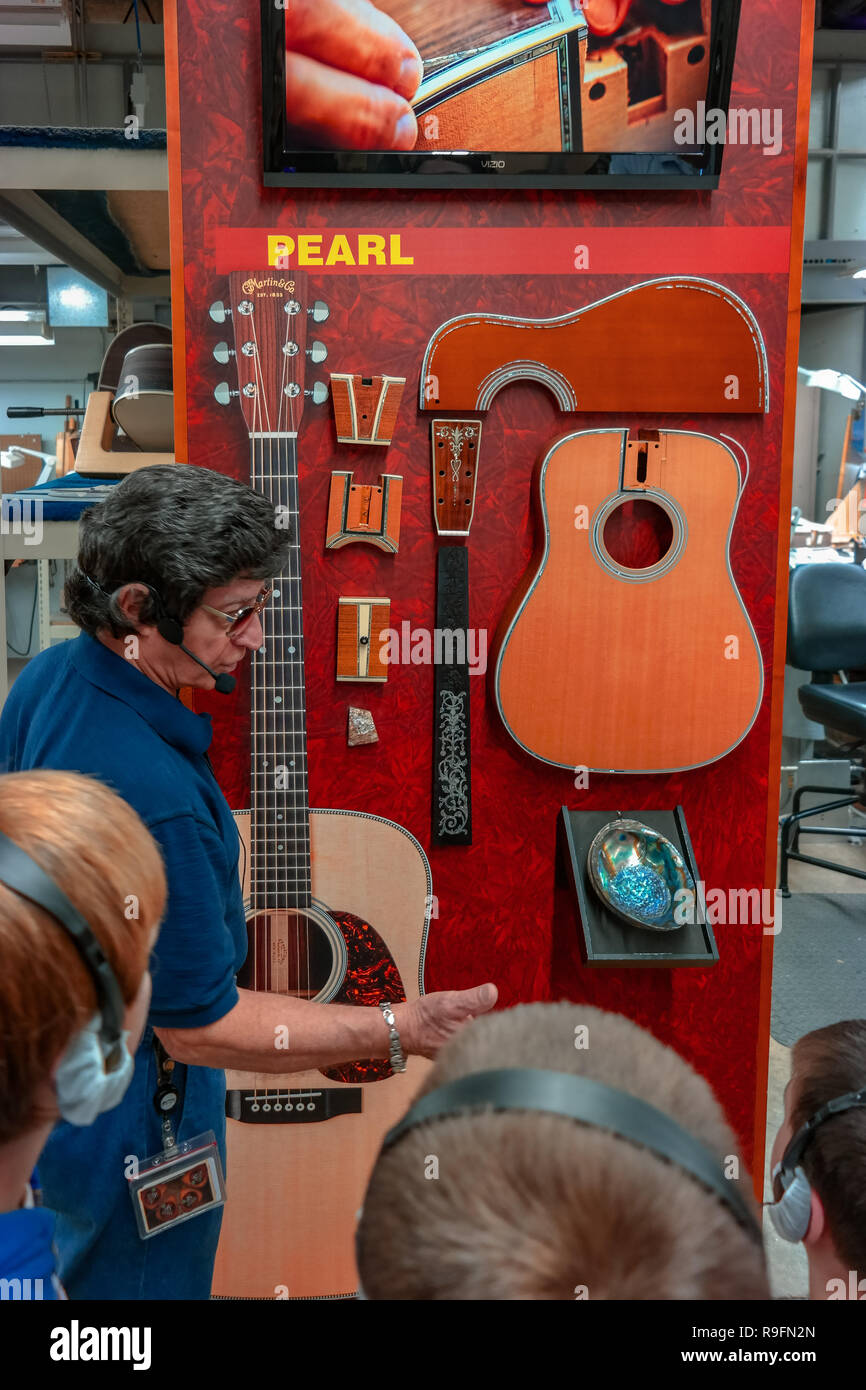 Nazareth, PA, USA - 27. Oktober 2014: Die factory tour guide unter C.F. Martin & Co.Factory erklärt Gitarre Komponenten. Stockfoto