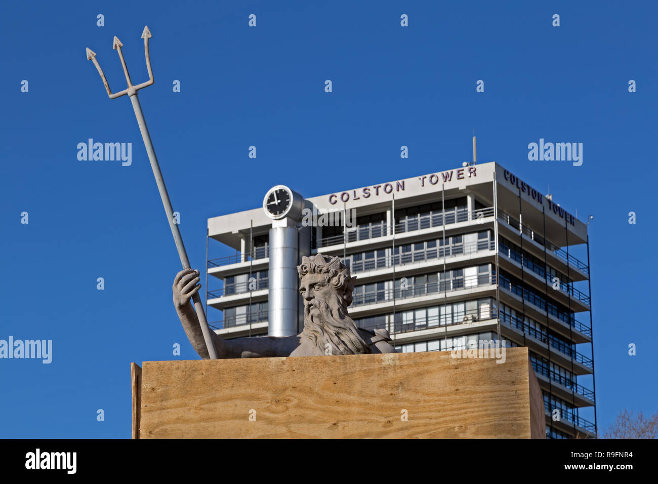 Eine Statue des Gottes Neptun in Bristol, UK mit der colston Turm im Hintergrund sichtbar. Stockfoto