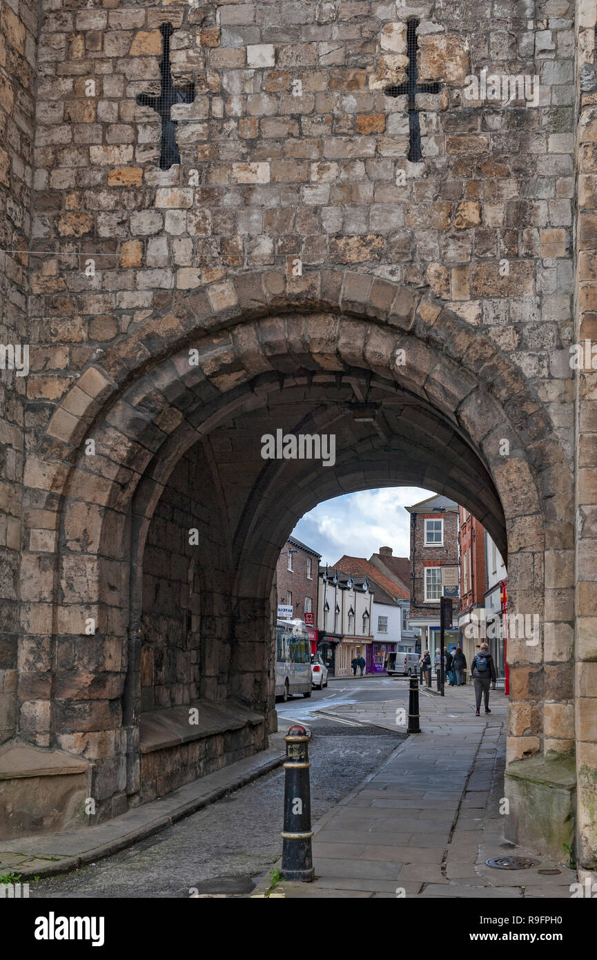 Durchgangsstraße unter Mönch Bar, die torhäuser oder Bars von York Stadtmauer, (Bar Wände oder römischen Mauern), die zu alten Stadt York, England, Großbritannien Stockfoto