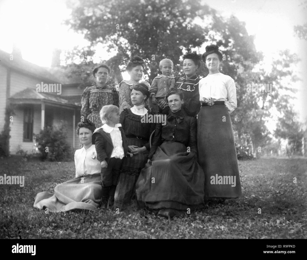 Die Frauen und Kinder der Familie Pose auf dem Rasen, Ca. 1905. Stockfoto