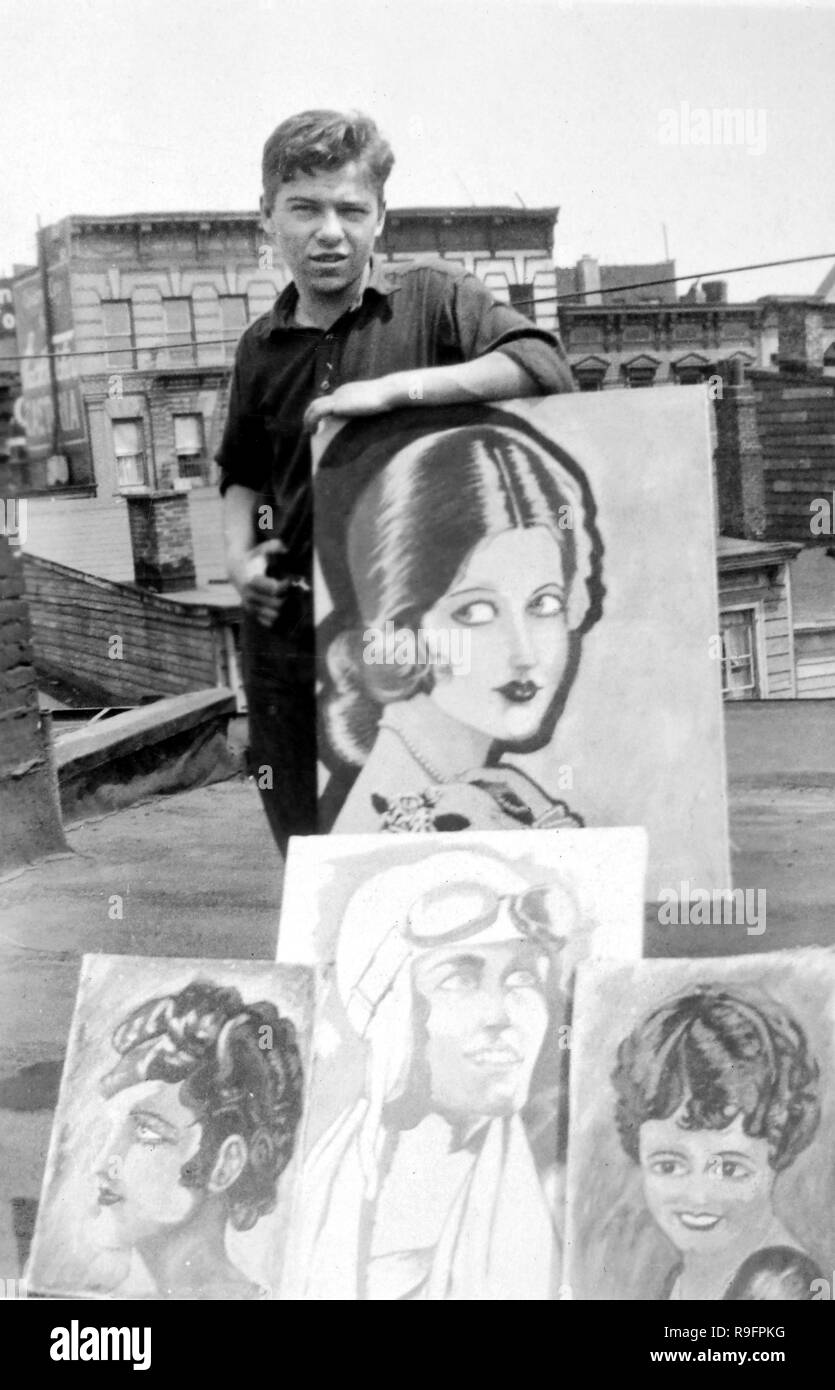Ein junger Mann zeigt einige seiner Kunstwerke auf einem Dach in New York City, Ca. 1932. Stockfoto Ein junger Mann zeigt einige seiner Kunstwerke auf einem Dach in New York City, Ca. 1932. Stockfoto