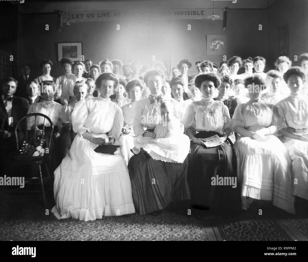 Eine Masse von meist Frauen sammeln für ein Treffen im frühen 20. Jahrhundert, Ca. 1905. Stockfoto