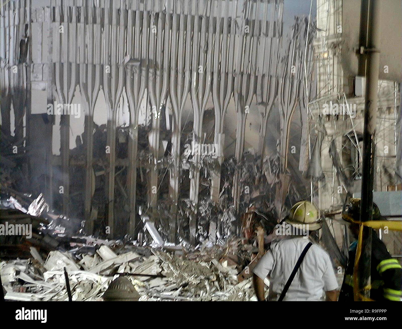 NEW YORK - 13. SEPTEMBER: Szene, ground zero Verwüstung nach den Anschlägen auf das World Trade Center Towers mit Einem, Zwei und Sieben in der Nähe des Battery Park in Manhattan am 13. September 2001 in New York City. (Foto von Steve Mack/S.D. Mack Bilder) Stockfoto