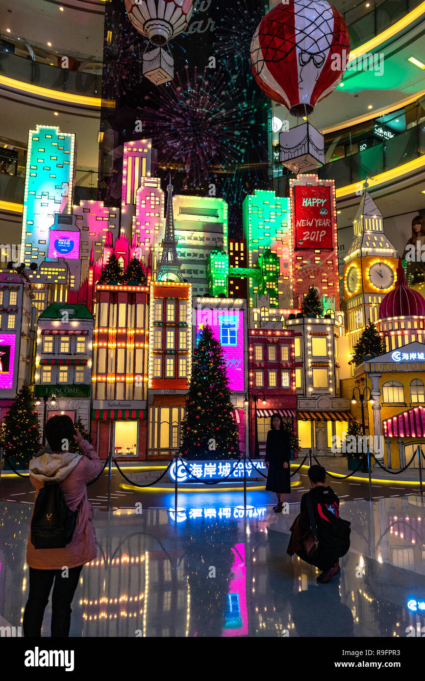 Chinesische Weihnachten Installation bei Coastal City Shopping Mall in Shenzhen, China Stockfoto