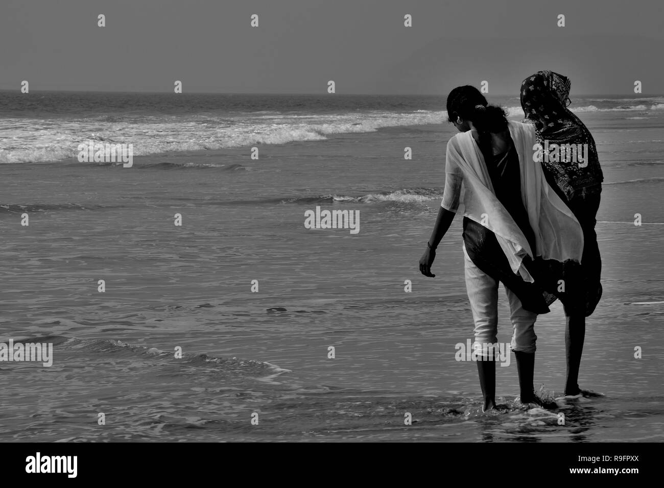 Menschen, die am Strand, Guhagar, Konkan, Maharashtra, Indien zu Fuß Stockfoto