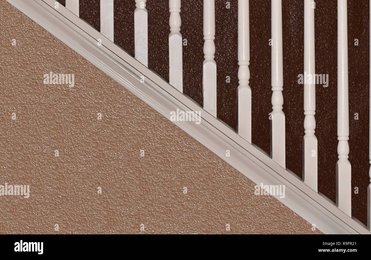 Seite - Blick auf eine Treppe mit zwei-ton brauner Farbe, die beiden Diagonalen und Branchen. Stockfoto