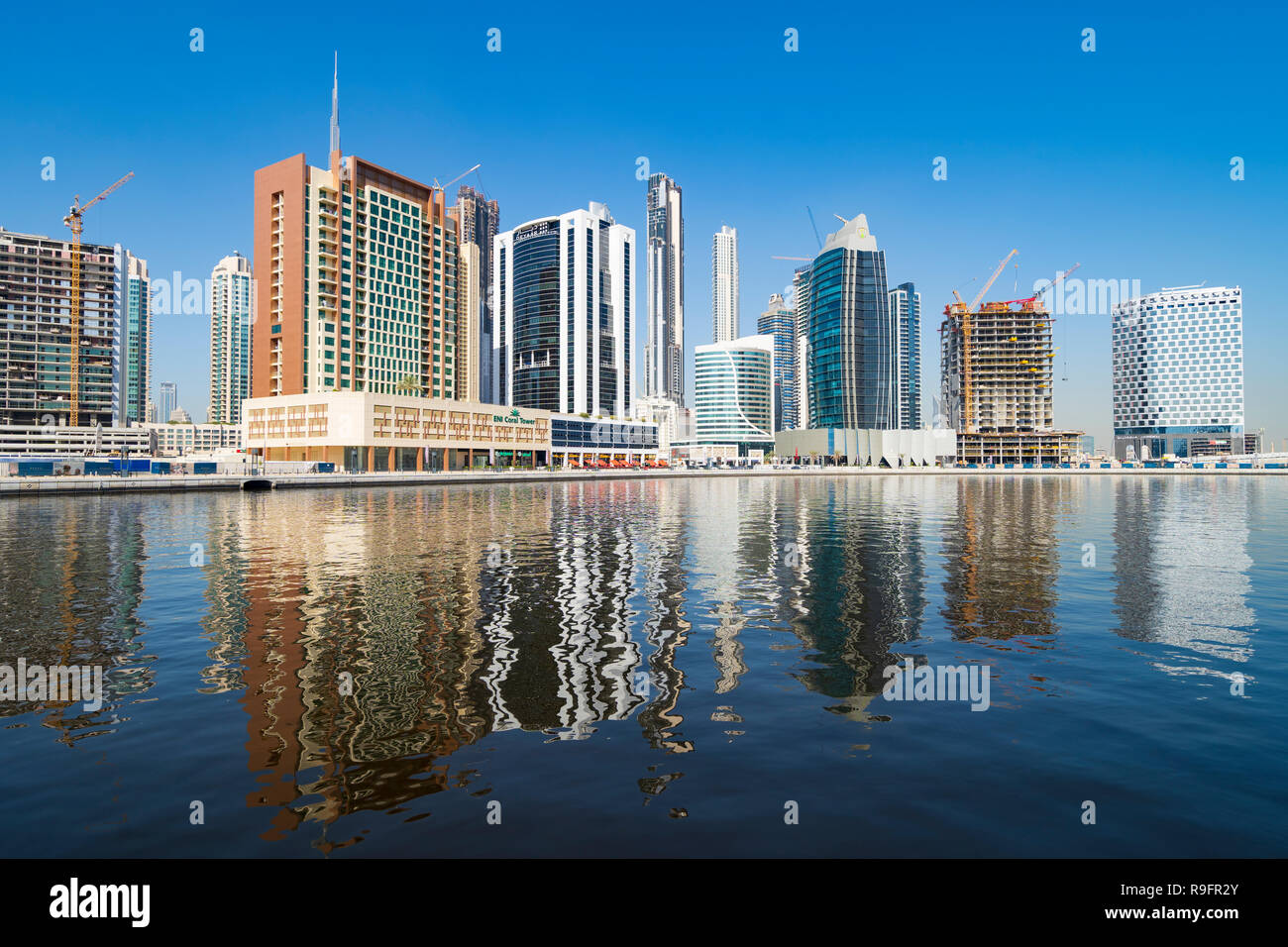 Tagsüber Blick auf die moderne Skyline der Business Bay und dem Bach Wasserstraße in Dubai, Vereinigte Arabische Emirate Stockfoto