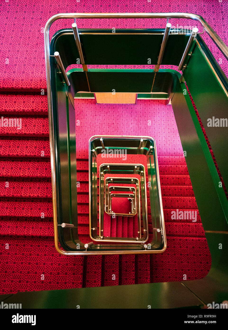 Treppe von Queen Elizabeth 2 ehemalige Ocean Liner jetzt als Hotel in Dubai, Vereinigte Arabische Emirate wieder geöffnet Stockfoto