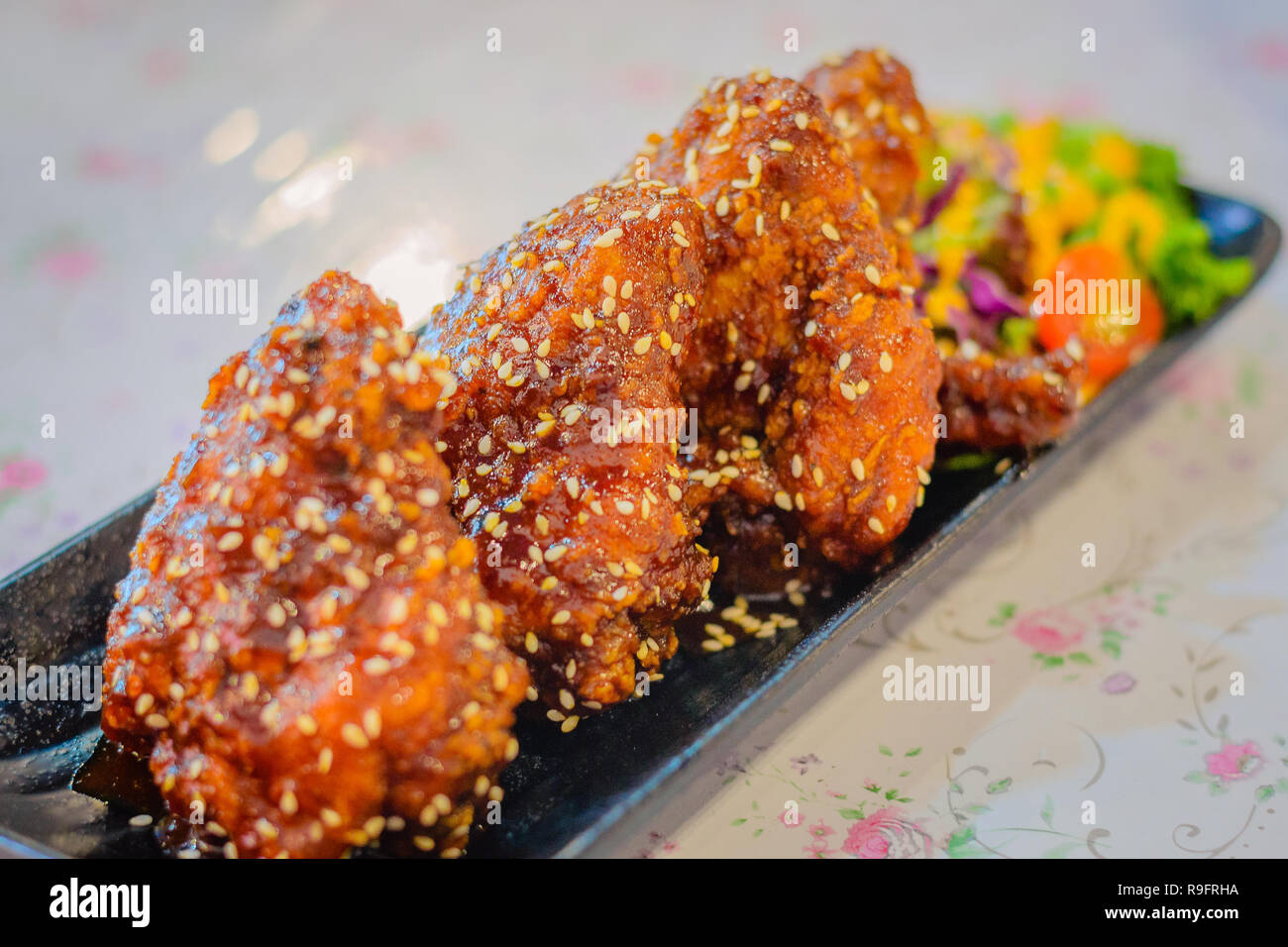 Koreanische Fried Chicken Wings mit herzhaften süßen Soße Stockfoto