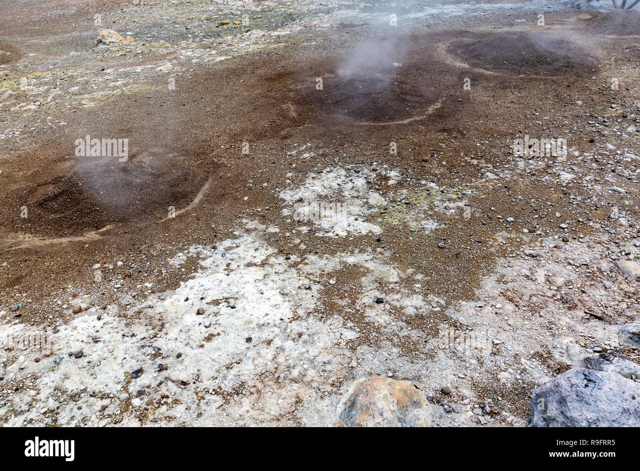 Drei Entlüftungsöffnungen an der Fumarolas da Lagoa das Furnas Park in der Nähe von Furnas, Portugal. Stockfoto