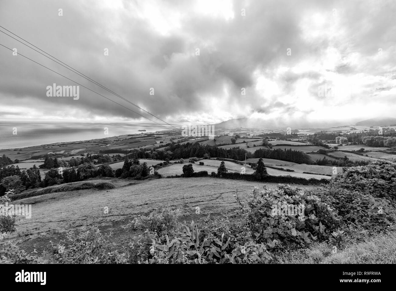 Schwarz und Blick auf Weideland über die Städte von Vila Franca do Campo, Ribeira Seca auf Sao Miguel, Azoren. Stockfoto