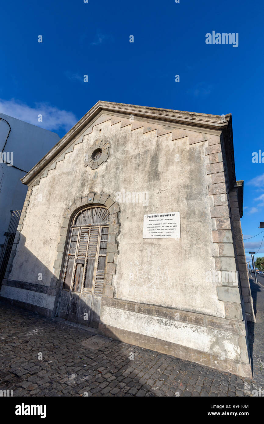 Einem alten, interessanten Gebäude in Vila Franca do Campo auf Sao Miguel, Portugal. Stockfoto