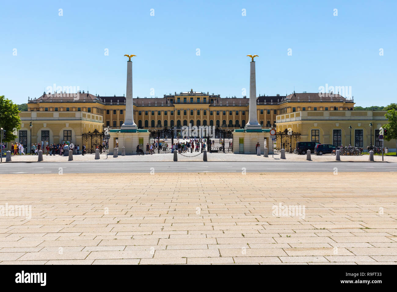 Schloss Schönbrunn mit den Gärten mit dem Neptunbrunnen und der