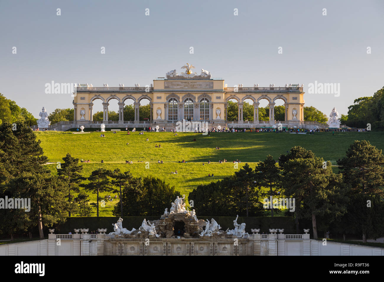 Schloss Schönbrunn mit den Gärten mit dem Neptunbrunnen und der
