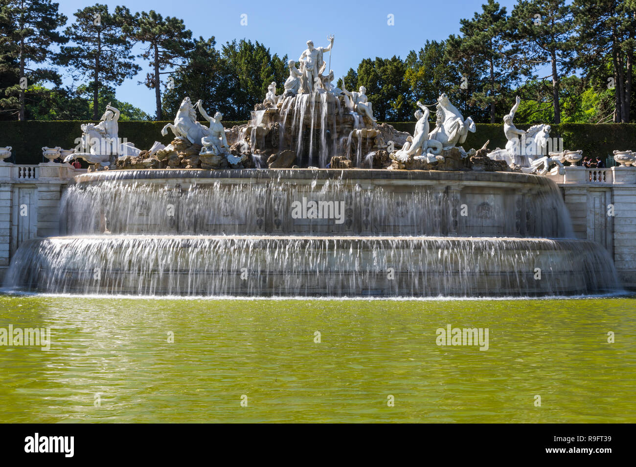 Schloss Schönbrunn mit den Gärten mit dem Neptunbrunnen und der