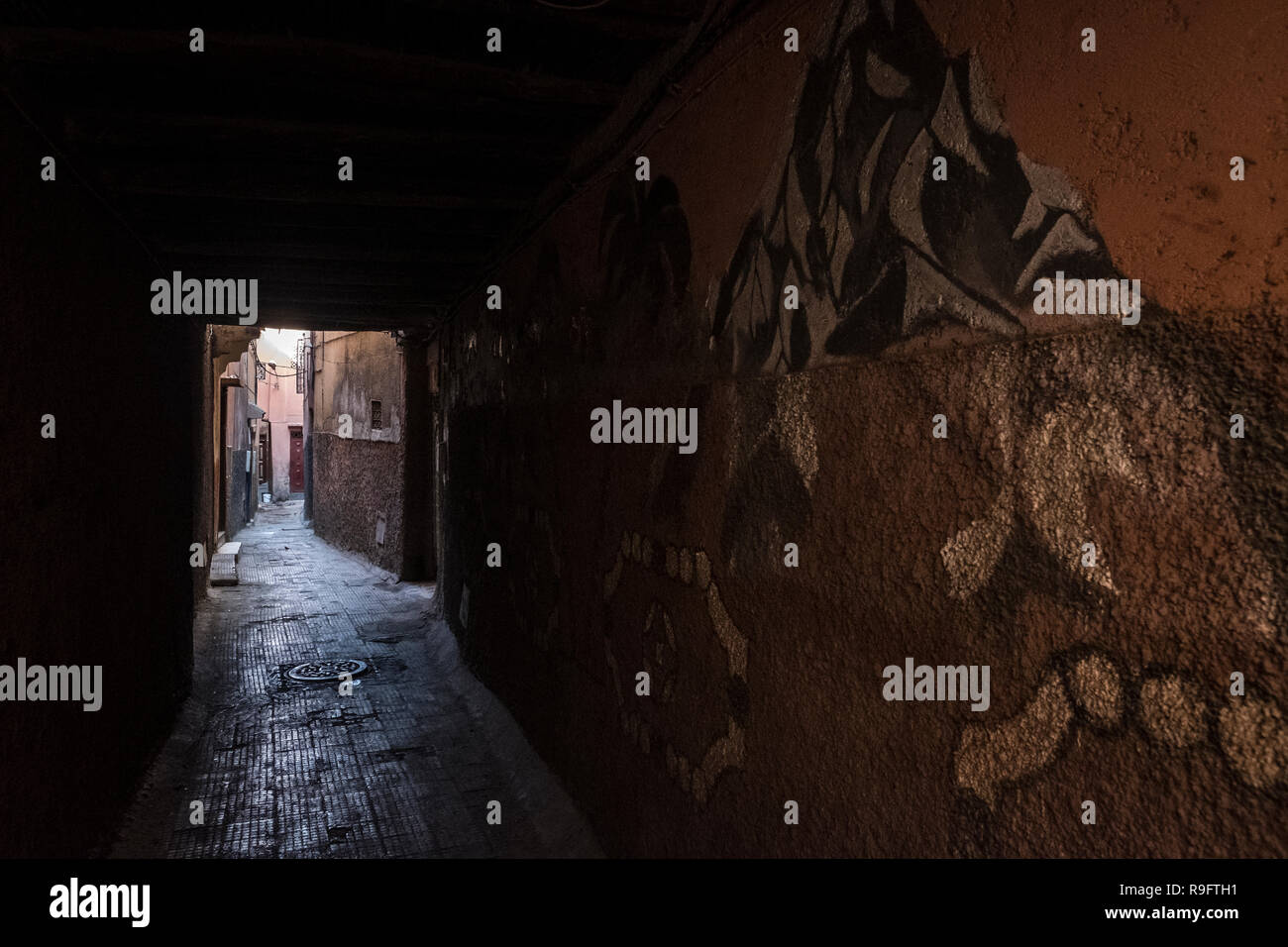 Marrakesch, Marokko - 18. September 2017: leere Gasse in der Medina von Marrakesch Stockfoto
