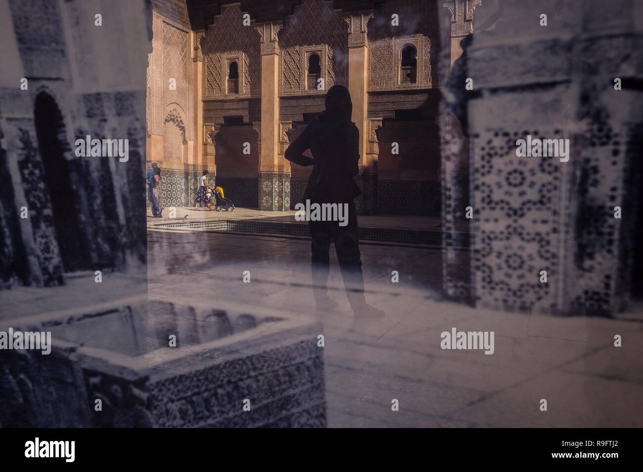 Marrakesch, Marokko - 18. September 2017: Reflexion von Ben Youssef Madrasa auf einem Foto von ihm dating von 1920 Stockfoto