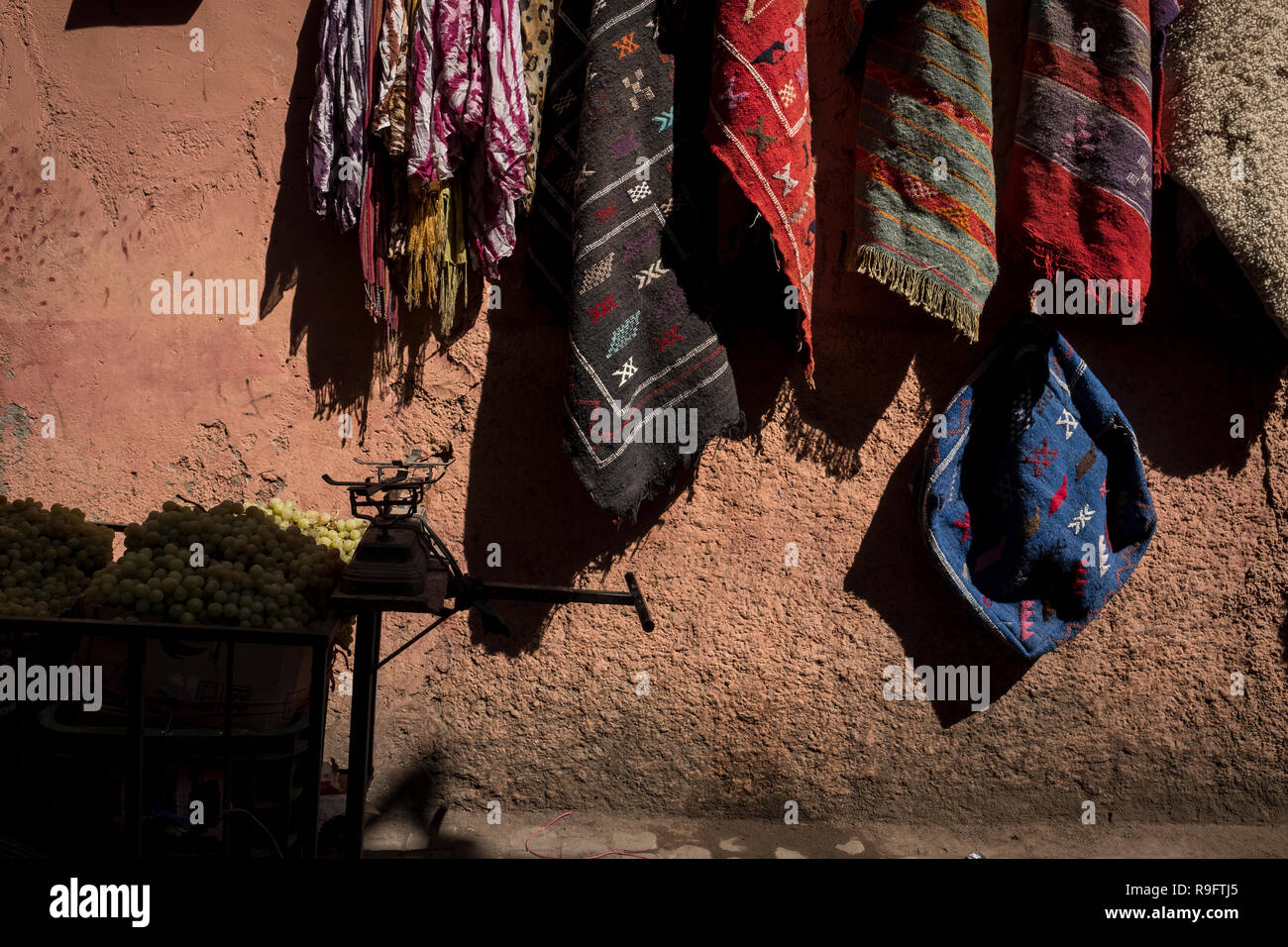 Marrakesch, Marokko - 18. September 2017: Schals in einer Gasse der Medina von Marrakesch Stockfoto