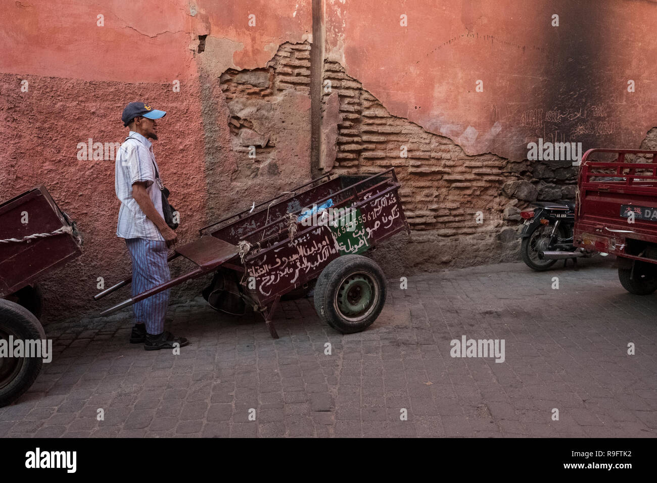 Marrakesch, Marokko - 18. September 2017: Mensch und ein Wagen in einer Gasse von Marrakesch Stockfoto