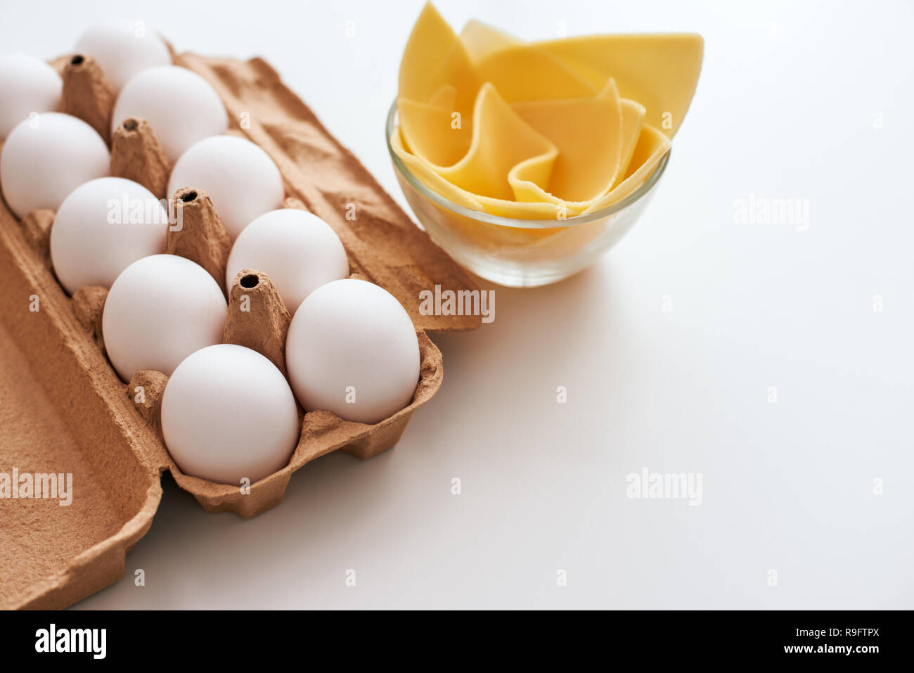 Wir Proteine Frühstück zubereiten. Die Eier werden auf dem Tisch liegen in der Nähe von Käse Stockfoto